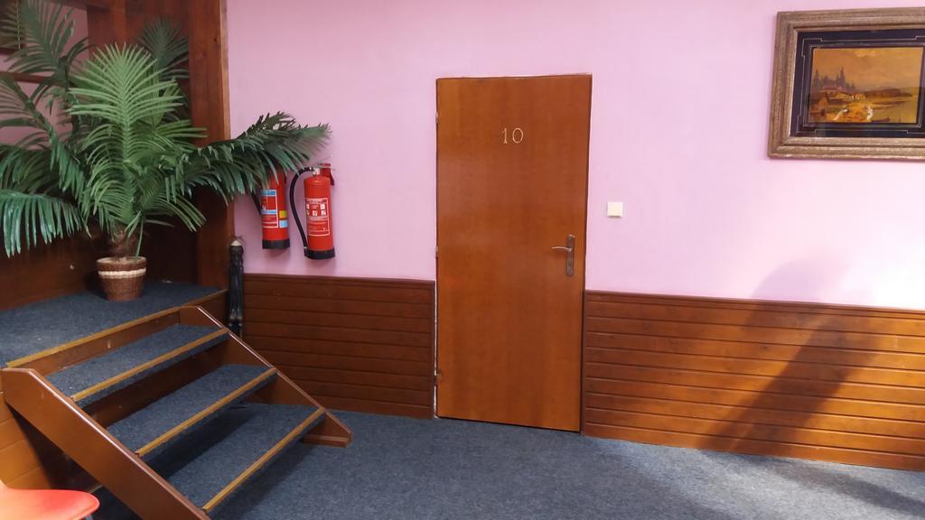 Retro Vrbovec Hotel Buitenkant foto