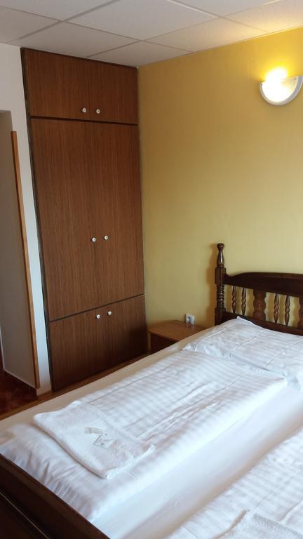 Retro Vrbovec Hotel Buitenkant foto