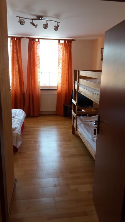 Retro Vrbovec Hotel Buitenkant foto