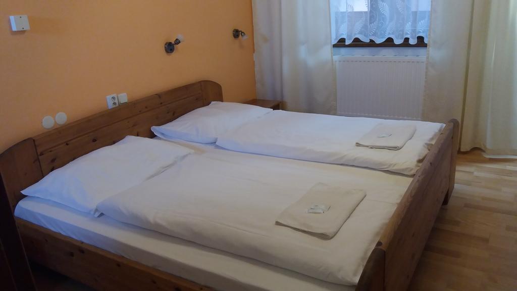Retro Vrbovec Hotel Buitenkant foto