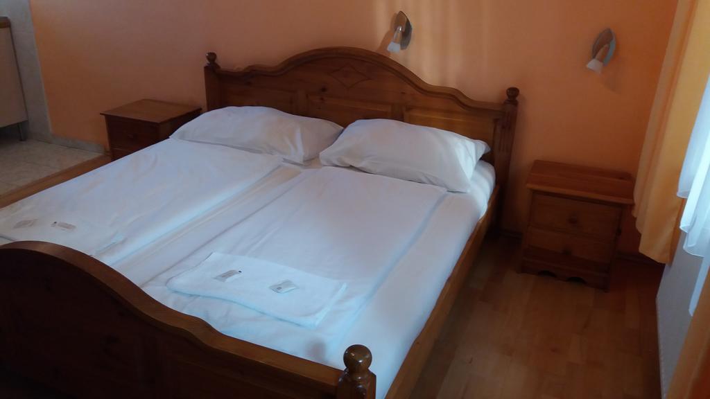 Retro Vrbovec Hotel Buitenkant foto
