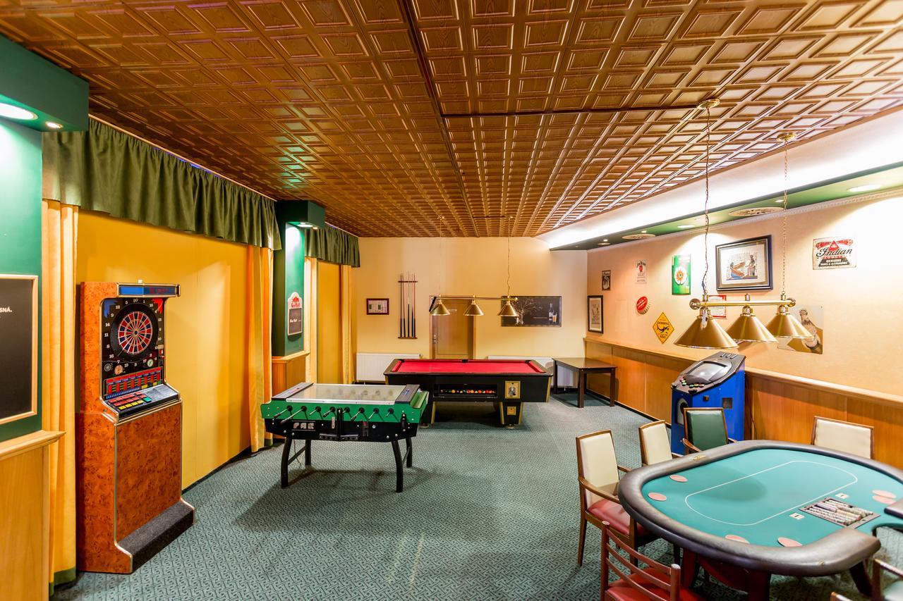 Retro Vrbovec Hotel Buitenkant foto