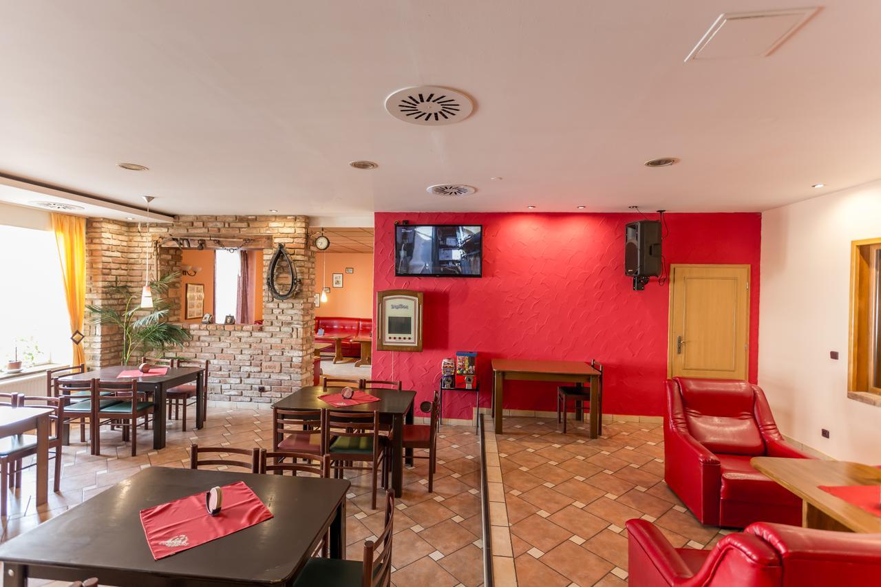 Retro Vrbovec Hotel Buitenkant foto